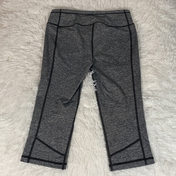 Victoria’s Secret Sport Heather Grey Cropped Leggings - Picture 5 of 7